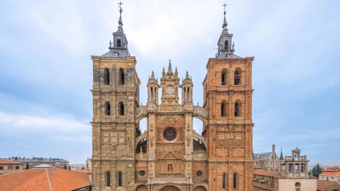 Astorga y su Catedral: una mirada al atardecer