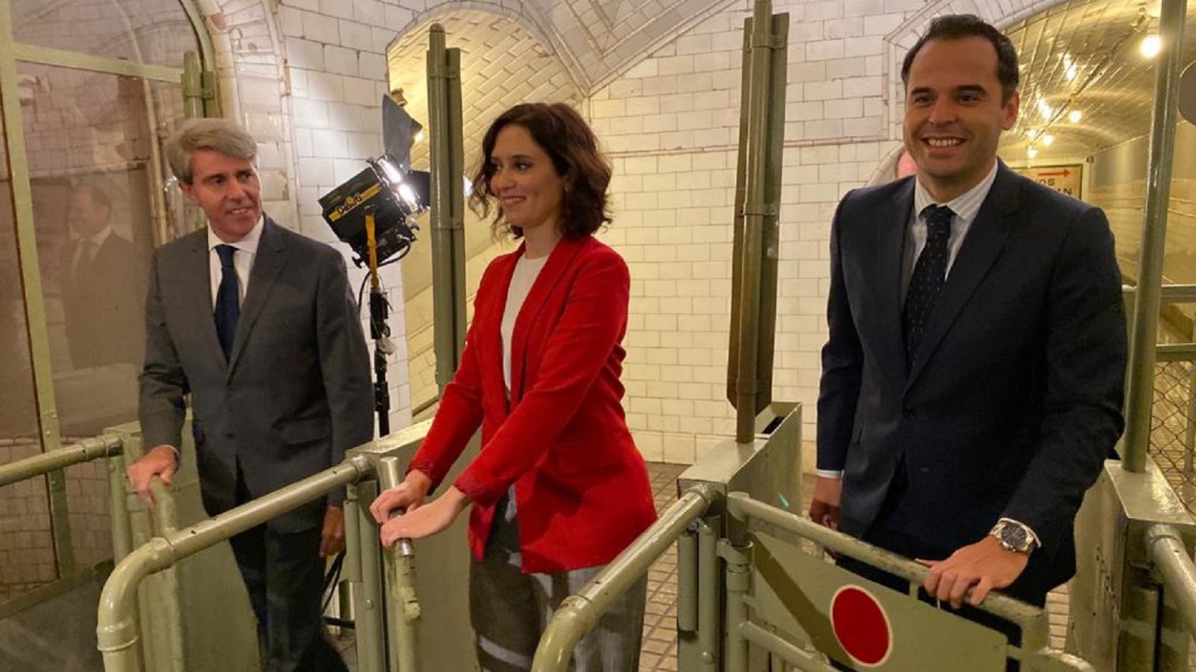 "Cuando las arañas tejen juntas pueden atar a un león", el libro que Aguado le ha regalado a Ayuso