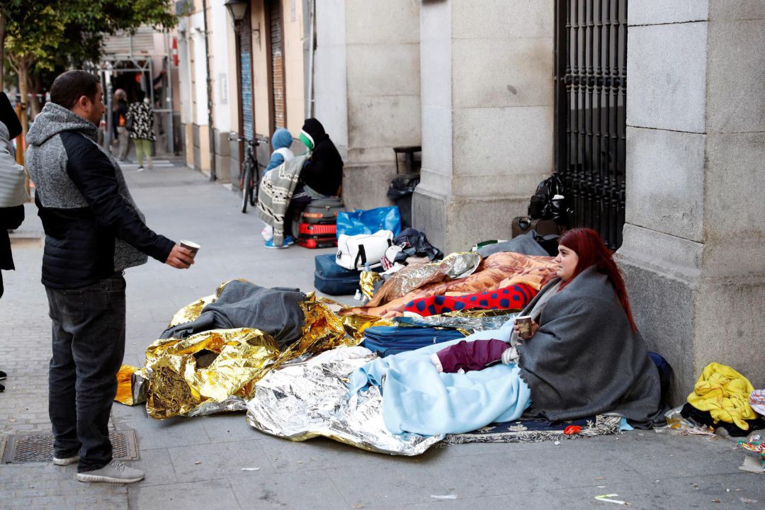Cerca de un veintena de personas ha dormido esta noche a las puertas del Samur Social de Madrid Cerca de un veintena de personas ha dormido esta noche a las puertas del Samur Social de Madrid