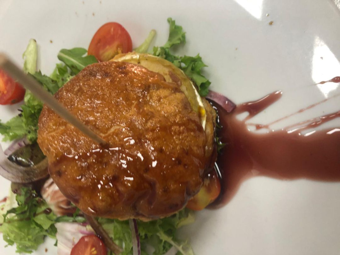 Hojaldre de foie y manzana con queso de cabra y reducción de vino Hojaldre de foie y manzana con queso de cabra y reducción de vino