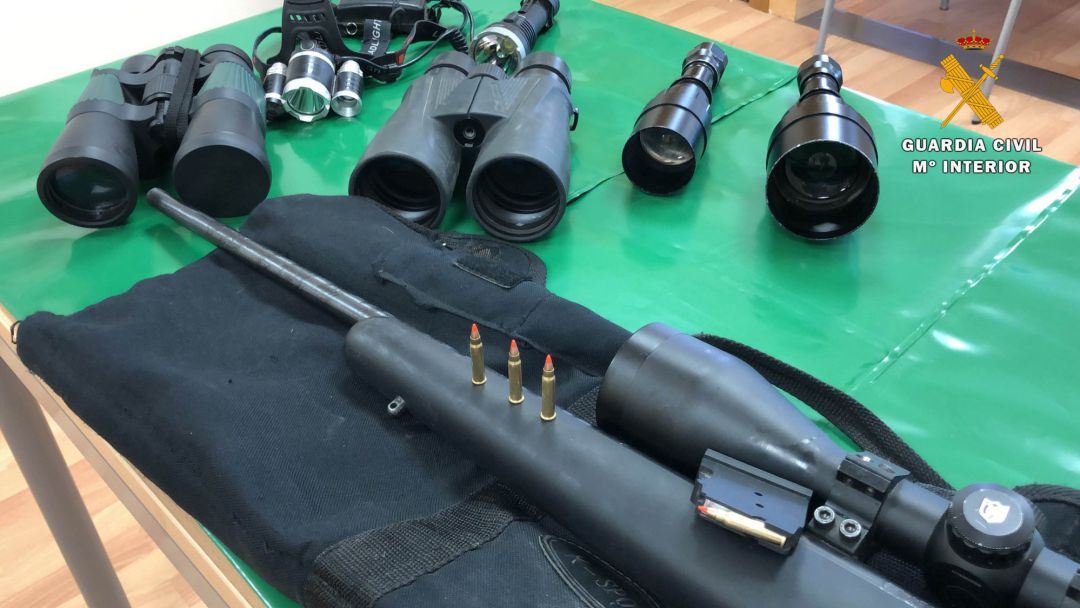 Parte de los efectos intervenidos a los dos cazadores furtivos denunciados en Autol por el SEPRONA de la Guardia Civil.
Parte de los efectos intervenidos a los dos cazadores furtivos denunciados en Autol por el SEPRONA de la Guardia Civil.