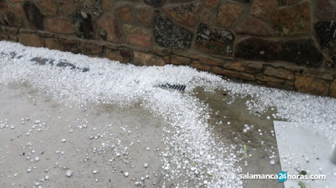 Imagen de la fortísima granizada caída en Pereña de la Ribera. Imagen de la fortísima granizada caída en Pereña de la Ribera.