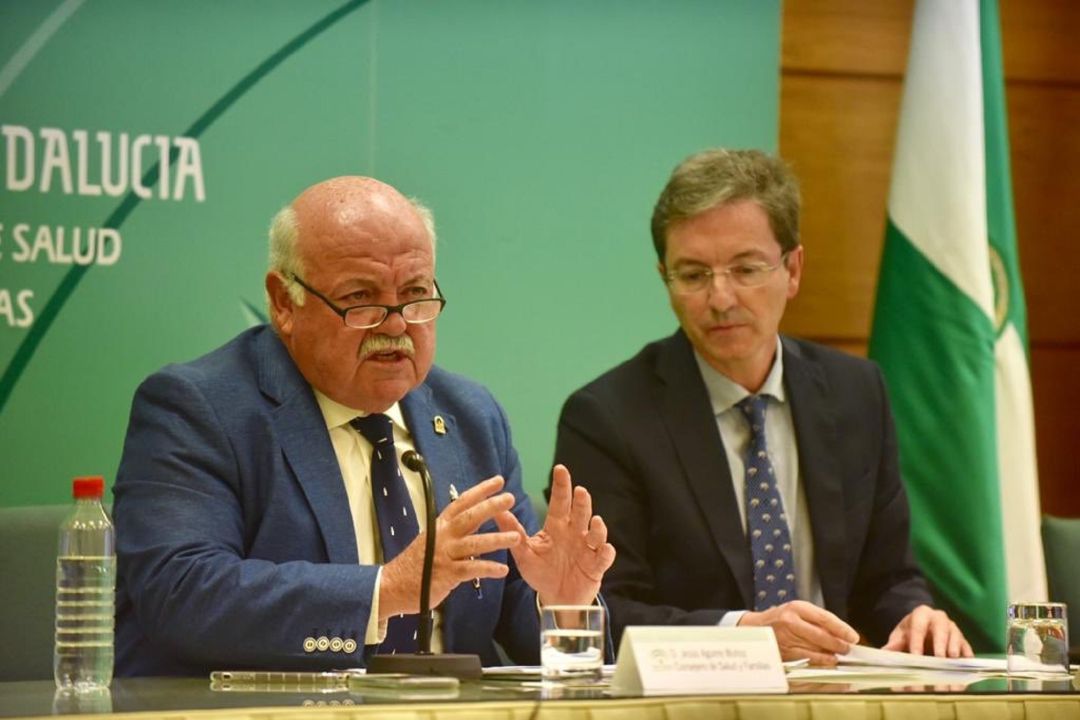 El consejero de Salud, Jesús Aguirre, junto al portavoz de la Junta para la listeria, José Miguel Cisneros, durante su comparecencia El consejero de Salud, Jesús Aguirre, junto al portavoz de la Junta para la listeria, José Miguel Cisneros, durante su comparecencia