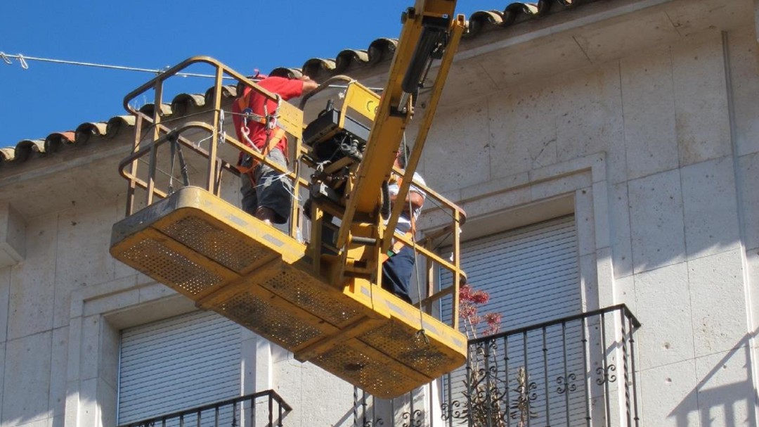 Muere un antenista al caer desde una azotea en Tomares