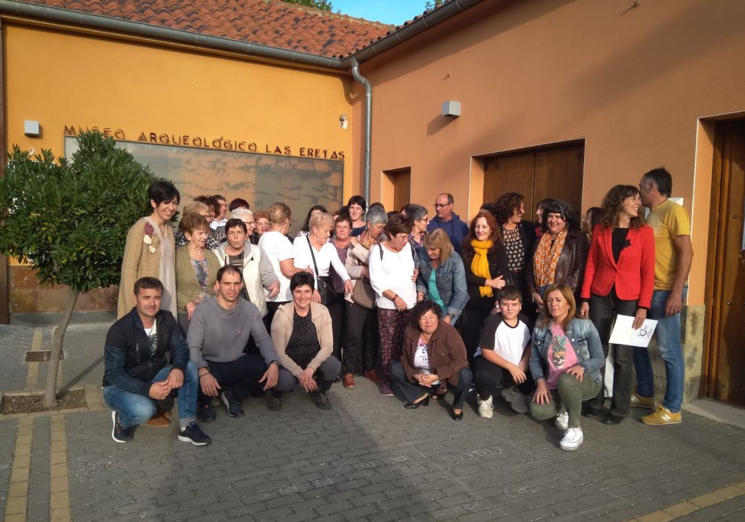 Políticos, técnicas y mujeres asistentes a la presentación del proyecto en Berbinzana Políticos, técnicas y mujeres asistentes a la presentación del proyecto en Berbinzana