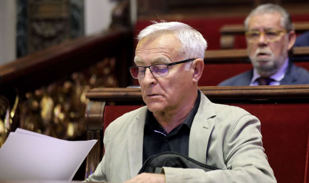 El alcalde de València, Joan Ribó, al inicio del pleno extraordinario sobre la estafa de cuatro millones de euros que ha sufrido la Empresa Municipal de Transportes (EMT). El alcalde de València, Joan Ribó, al inicio del pleno extraordinario sobre la estafa de cuatro millones de euros que ha sufrido la Empresa Municipal de Transportes (EMT).