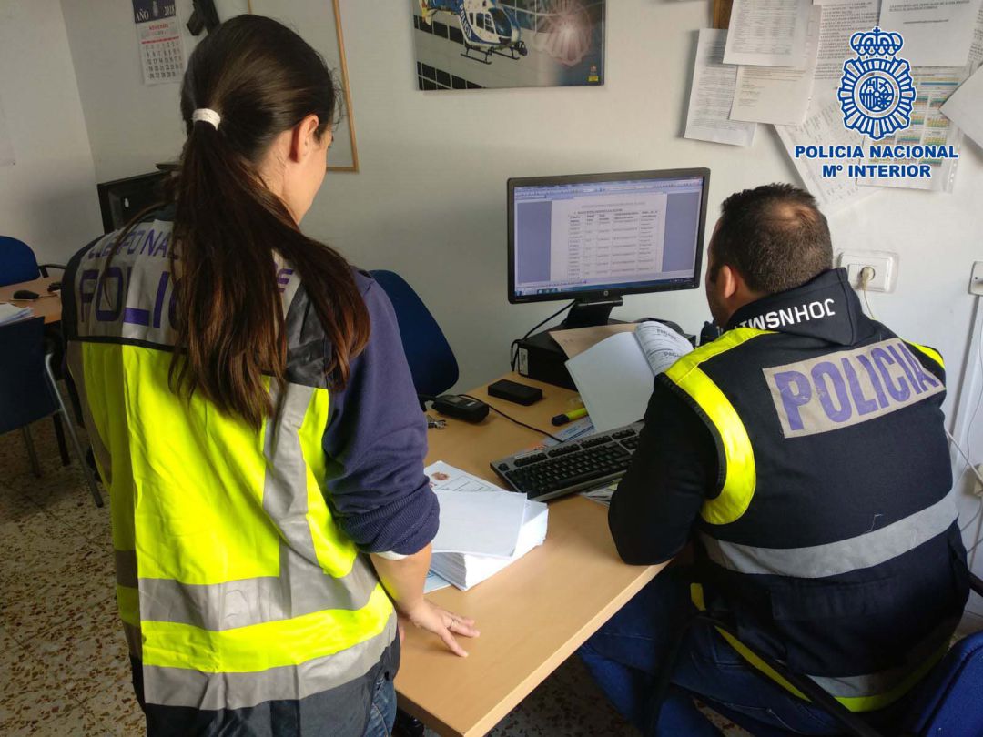 Agentes de la Policía Nacional examinan documentación del caso Agentes de la Policía Nacional examinan documentación del caso