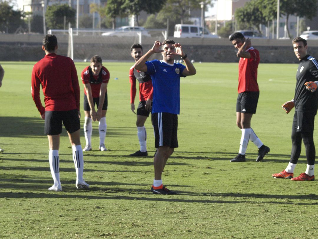Pedro Emanuel bromeando en el entrenamiento. Pedro Emanuel bromeando en el entrenamiento.
