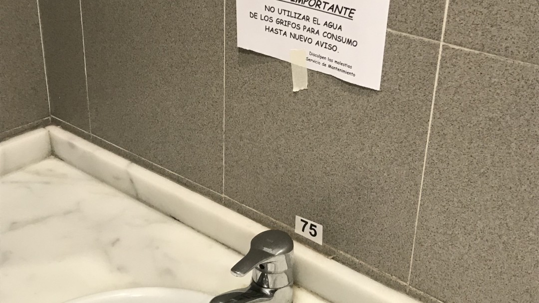 Tres semanas sin agua para el consumo en el Hospital de Valdepeñas
