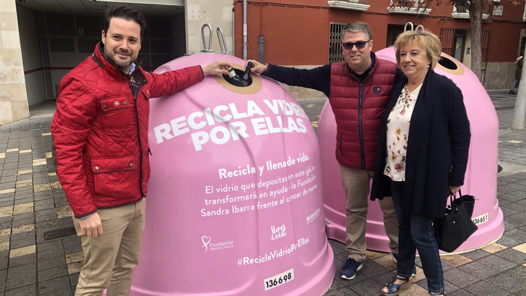 Contenedores de vidrio rosas para luchar contra el cáncer de mama