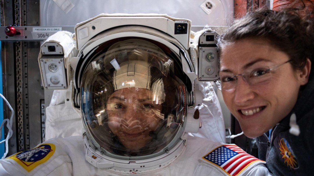Dos mujeres de la NASA realizan el primer paseo espacial
