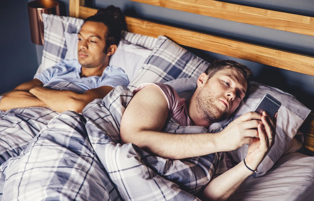 Pareja de chicos en la cama Pareja de chicos en la cama
