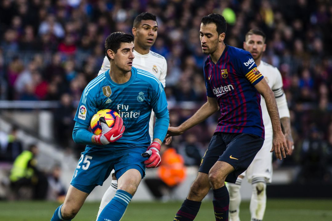 Courtois y Busquets, durante un Clásico entre Barcelona y Real Madrid. Courtois y Busquets, durante un Clásico entre Barcelona y Real Madrid.