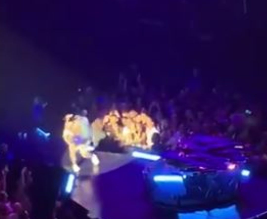 Lady Gaga cae del escenario junto a un fan. Lady Gaga cae del escenario junto a un fan.