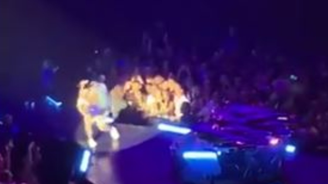 Lady Gaga sufre una aparatosa caída en pleno concierto