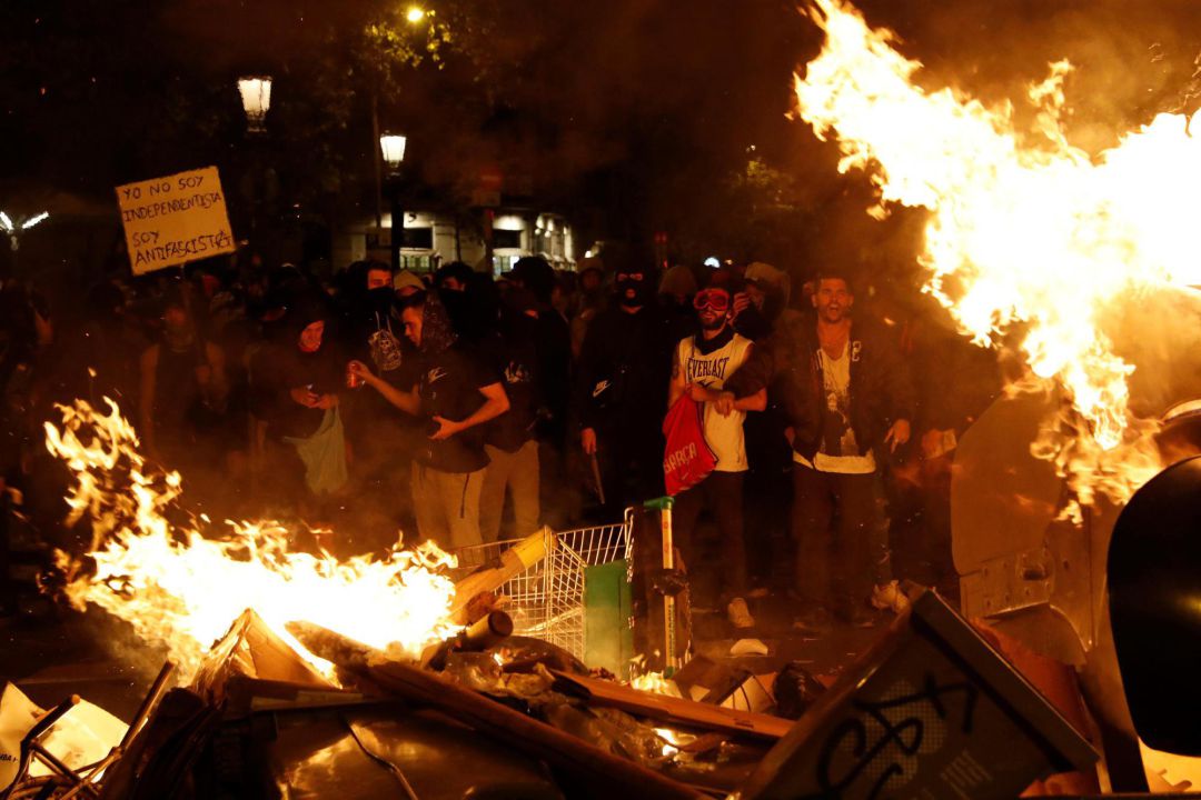 Manifestantes tras la concentración convocada por los CDR bajo el lema "Olimpiada Republicana", este jueves en los Jardinets de Gràcia de Barcelona Manifestantes tras la concentración convocada por los CDR bajo el lema "Olimpiada Republicana", este jueves en los Jardinets de Gràcia de Barcelona