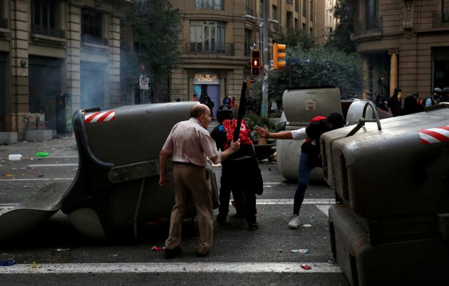 Los encapuchados intentaron sin éxito que se fuera Los encapuchados intentaron sin éxito que se fuera