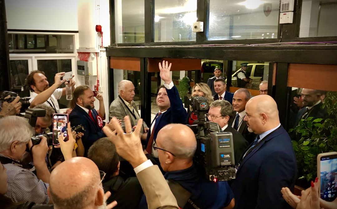 Fabian Picardo con la mano alzada indicando cuatro años más. Fabian Picardo con la mano alzada indicando cuatro años más.