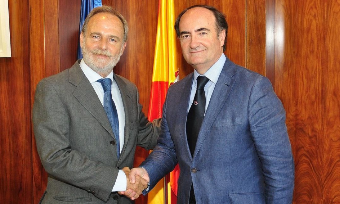 Saludo entre los presidentes de Puertois del Estado (Slavador de la Encina) y el Puerto de Algeciras (Gerardo Landaluce) Saludo entre los presidentes de Puertois del Estado (Slavador de la Encina) y el Puerto de Algeciras (Gerardo Landaluce)