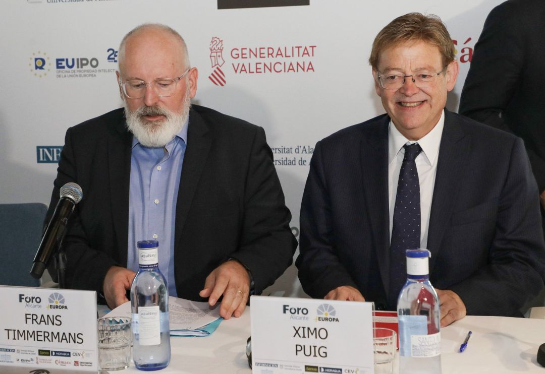 El vicepresidente de la CE, Frans Timmermans (i), junto al president de la Generalitat, Ximo Puig, (d) en el foto que ha acogido este viernes la EUIPO. El vicepresidente de la CE, Frans Timmermans (i), junto al president de la Generalitat, Ximo Puig, (d) en el foto que ha acogido este viernes la EUIPO.