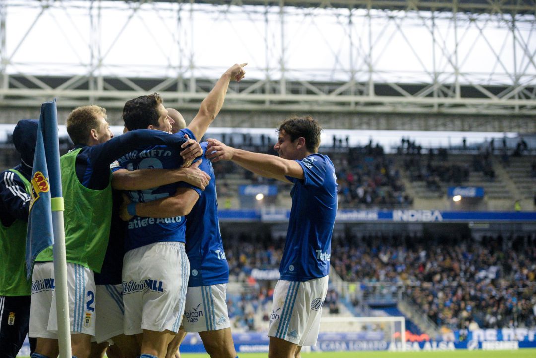 Varios jugadores del Oviedo celebran el gol de Borja Sánchez Varios jugadores del Oviedo celebran el gol de Borja Sánchez