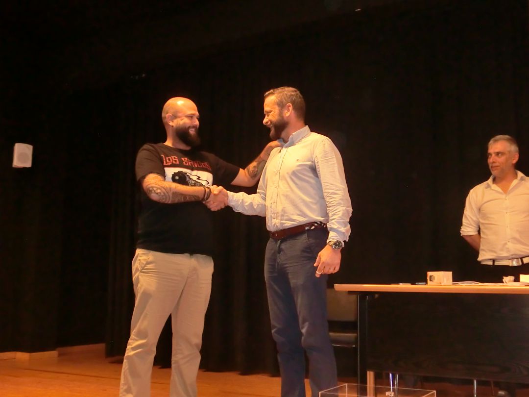 Jaime Ferrer (derecha) saludando al presidente saliente Rafa Cheli (izquierda). Jaime Ferrer (derecha) saludando al presidente saliente Rafa Cheli (izquierda).