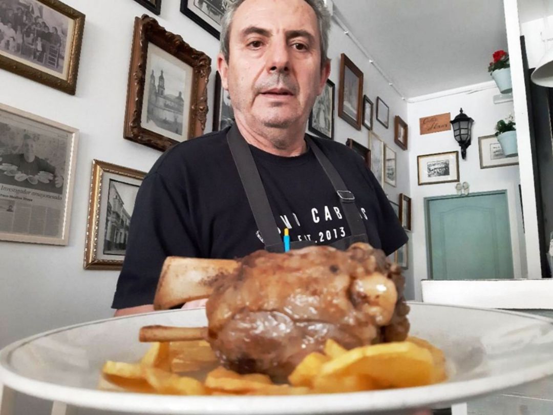 Paco Medilla, con su famoso codillo al estilo de Olvera Paco Medilla, con su famoso codillo al estilo de Olvera
