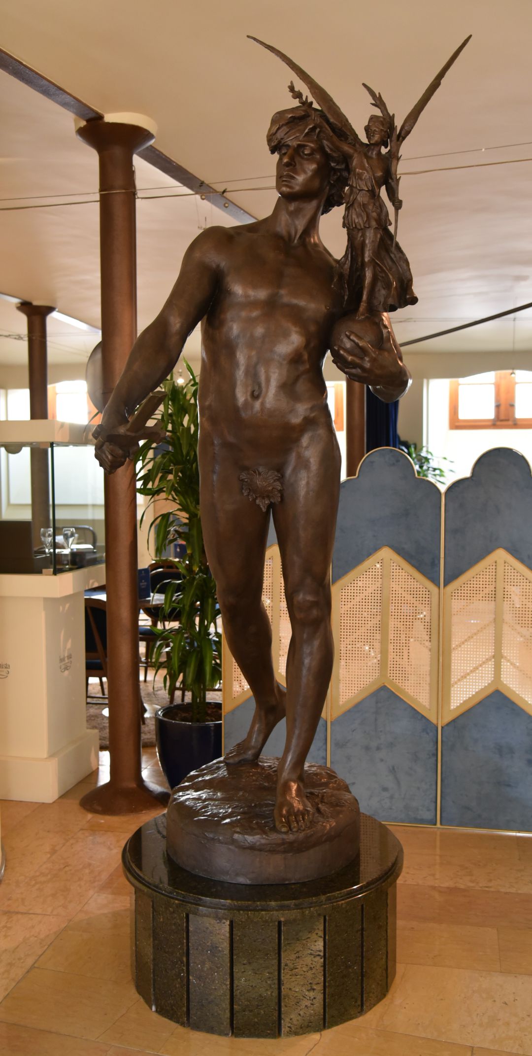 La nueva escultura instalada en Botines está dedicada a Paris de Troya La nueva escultura instalada en Botines está dedicada a Paris de Troya