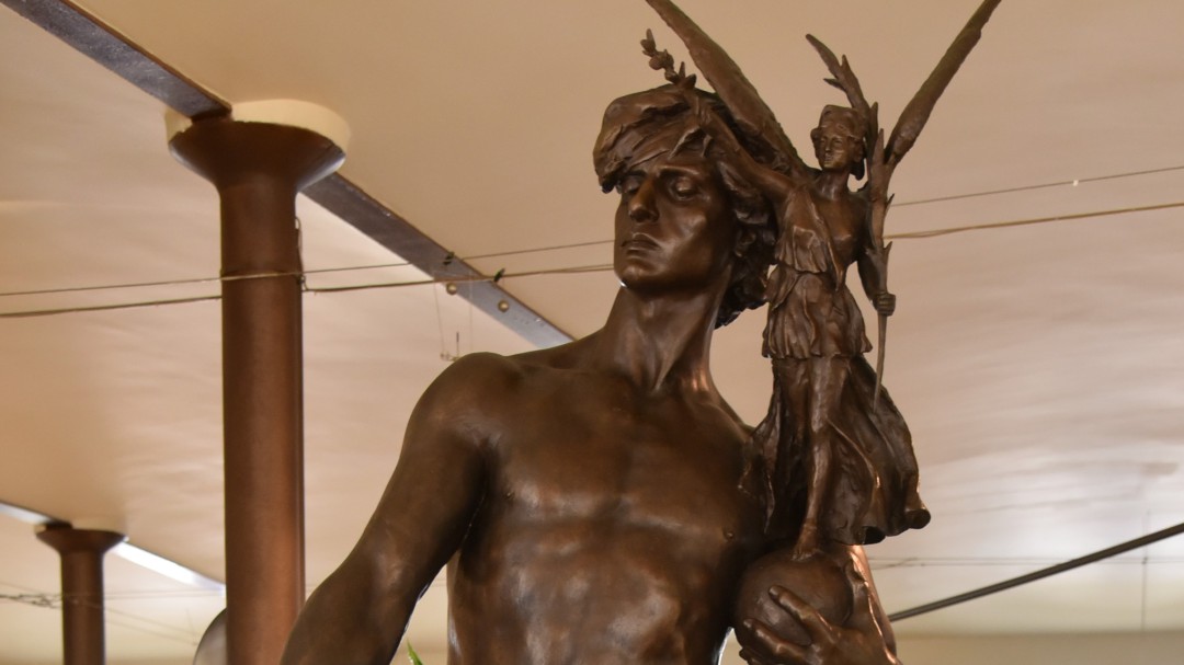 La escultura 'Paris' de Agustín Querol luce ya en la Casa Botines