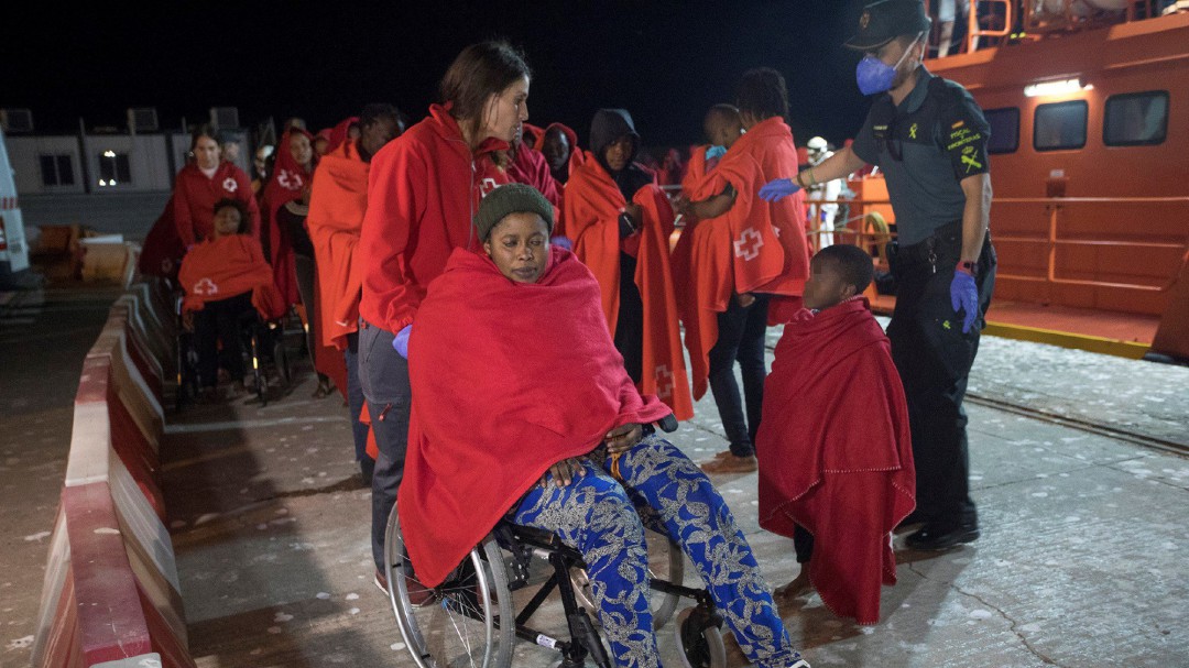 Trasladan al hospital de Motril a 6 inmigrantes del centenar rescatados en la costa granadina