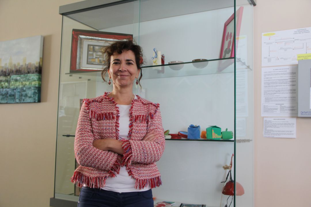 Marta Madroño junto a los trabajos de artesanía HandyCap que realizan los usuarios de Fundación Personas Cuéllar Marta Madroño junto a los trabajos de artesanía HandyCap que realizan los usuarios de Fundación Personas Cuéllar