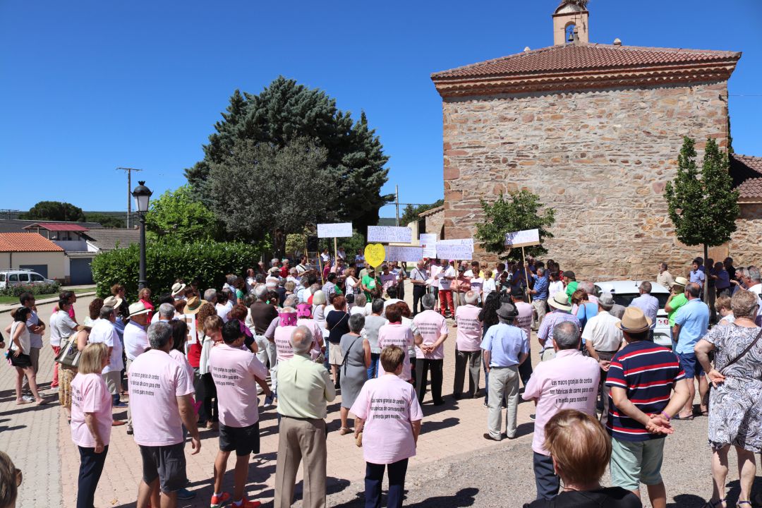 Concentracion de la Asociación Pueblos Vivos de Tábara contra las macro granjas porcinas Concentracion de la Asociación Pueblos Vivos de Tábara contra las macro granjas porcinas