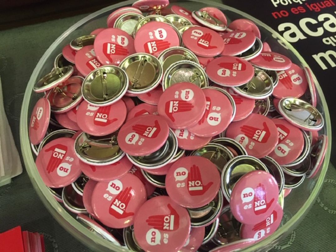 Chapas de la campaña No en No de las Fiestas del Pilar Chapas de la campaña No en No de las Fiestas del Pilar