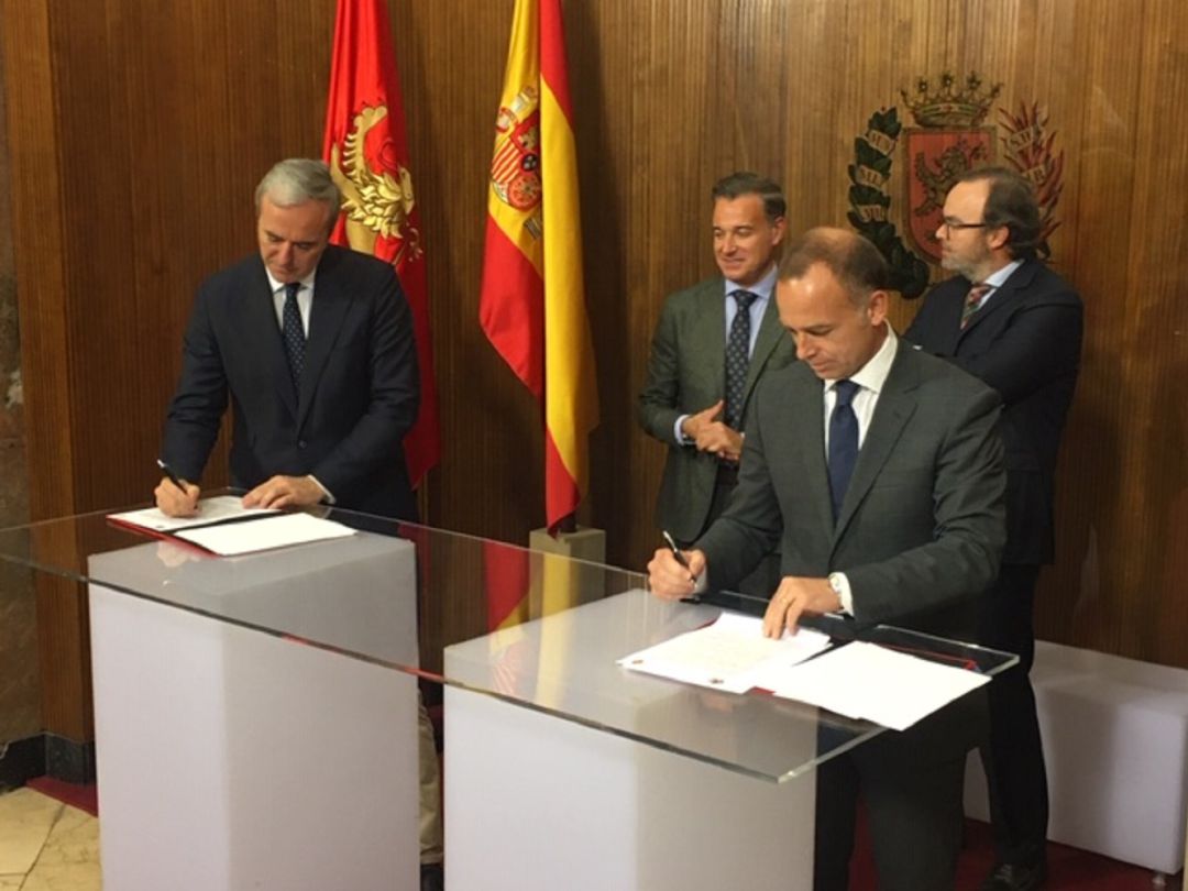 Firma entre el Ayuntamiento de Zaragoza y el Real Zaragoza Firma entre el Ayuntamiento de Zaragoza y el Real Zaragoza