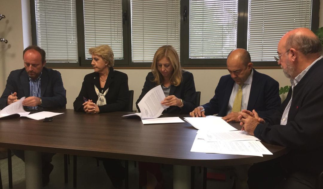 Representantes de ASAJA, ICPOR y la UCLM firman el convenio para desarrollar el estudio Representantes de ASAJA, ICPOR y la UCLM firman el convenio para desarrollar el estudio