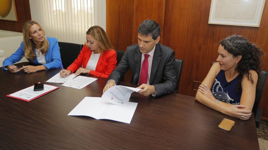 Cabildo y Red Eléctrica firman su compromiso con la movilidad sostenible