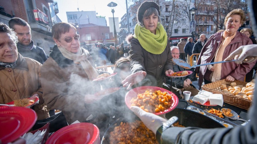 'Entrecasas': Bordados, gaitas y otras tradiciones regionales se dan cita en Alcobendas