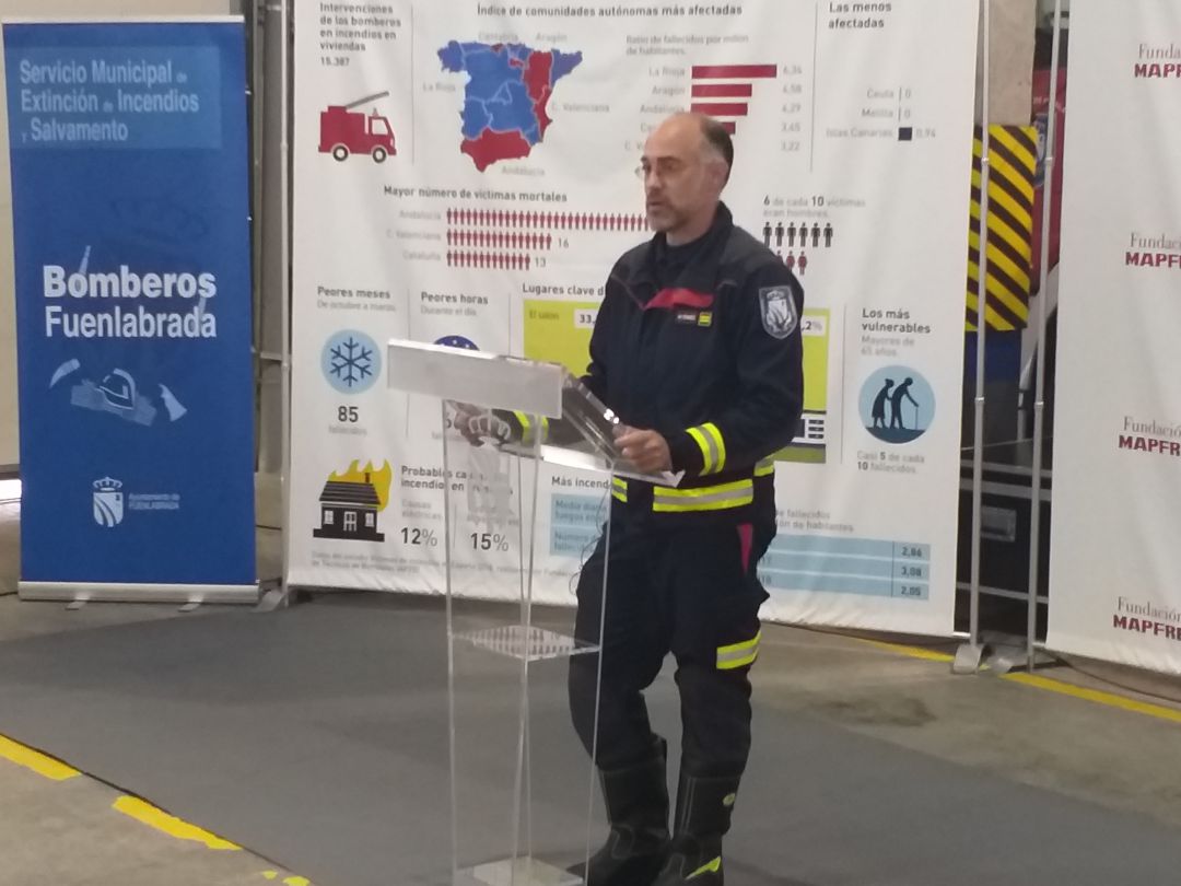 El Jefe del Parque Municipal de Bomberos de Fuenlabrada interviene en la presentación del estudio de la Fundación Mapfre. El Jefe del Parque Municipal de Bomberos de Fuenlabrada interviene en la presentación del estudio de la Fundación Mapfre.