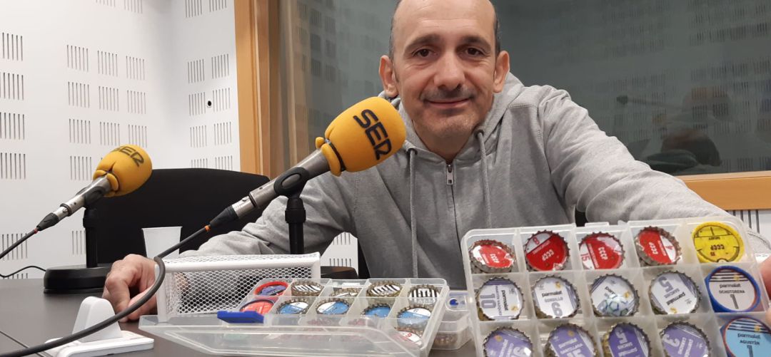 Miguel Ángel Fernández, presidente de Futbolchapas Getafe, se trajo a nuestros estudios algunos equipos con los que sigue disfrutando de esta afición. Miguel Ángel Fernández, presidente de Futbolchapas Getafe, se trajo a nuestros estudios algunos equipos con los que sigue disfrutando de esta afición.