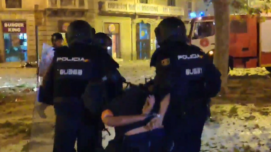 La Policía detiene a un fotoperiodista de El País durante las protestas en Barcelona