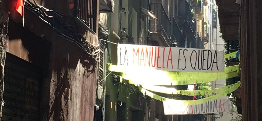 Pancarta en apoyo a Manuela en la calle de su casa, en Barcelona Pancarta en apoyo a Manuela en la calle de su casa, en Barcelona