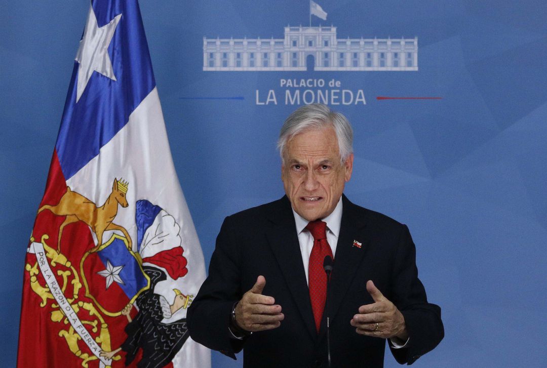Sebastián Piñera declara el estado de emergencia en la capital de Chile. Sebastián Piñera declara el estado de emergencia en la capital de Chile.