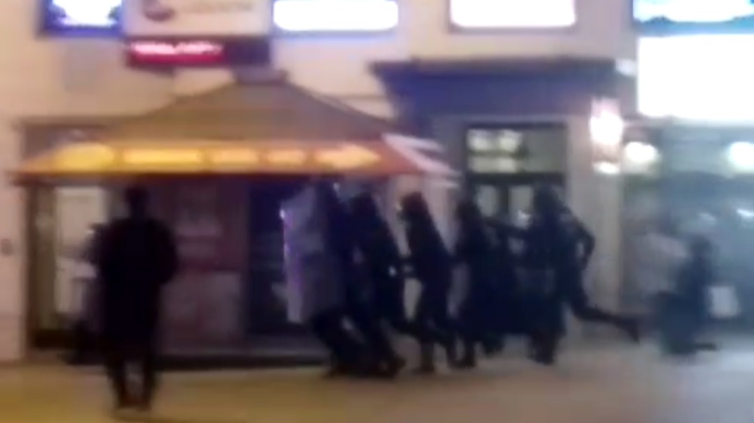 La policía carga contra los manifestantes en Madrid que protestan contra la sentencia del juicio del 'Procés'
