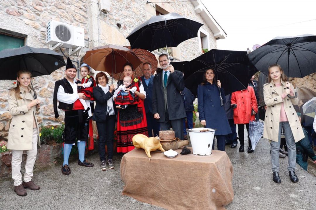 La visita de los Monarcas a Asiegu, Pueblo Ejemplar 2019, estuvo marcada por la lluvia La visita de los Monarcas a Asiegu, Pueblo Ejemplar 2019, estuvo marcada por la lluvia