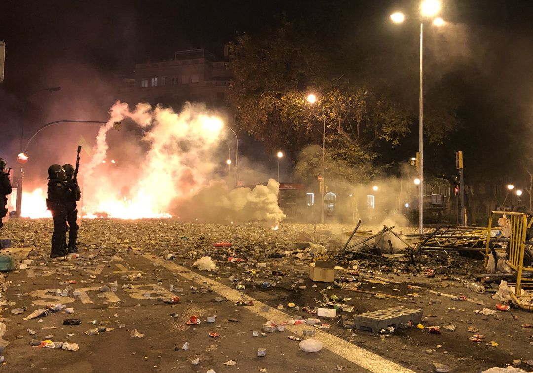Un policía coruñés resulta herido en los disturbios en Cataluña