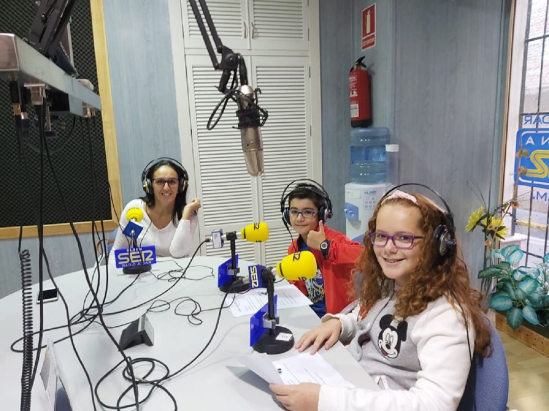 Momento de la entrevista de los alumnos de Arroquia Martinez a la aceitunera, Rafi Montávez Momento de la entrevista de los alumnos de Arroquia Martinez a la aceitunera, Rafi Montávez
