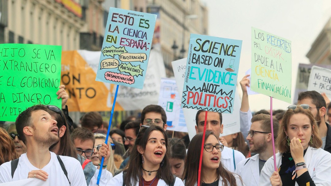 Cientos de investigadores marchan por un sector científico digno