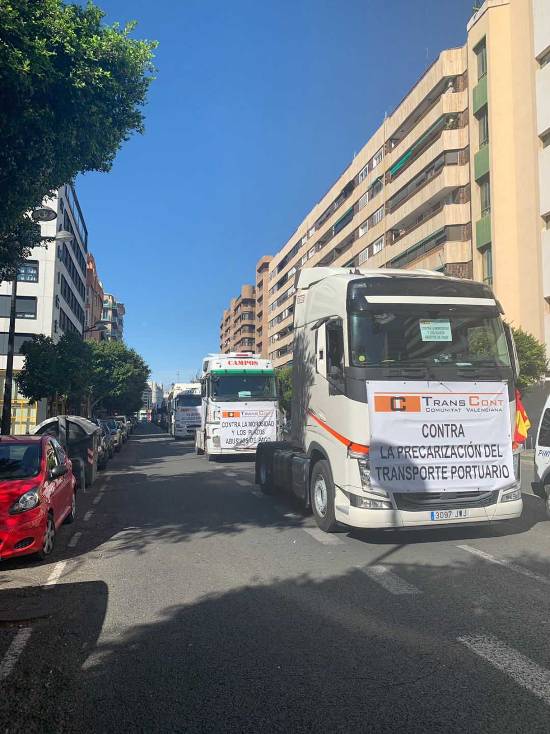 Unos 200 camiones recorren València en protesta por la precarización del sector Unos 200 camiones recorren València en protesta por la precarización del sector