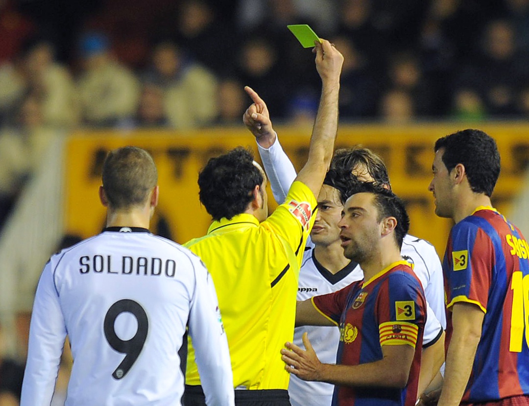 Iturralde González durante un Valencia-Barça Iturralde González durante un Valencia-Barça