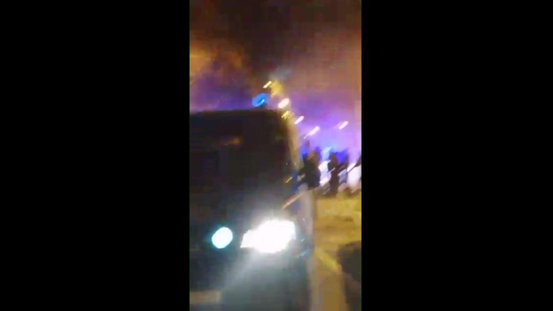 Así se ven los disturbios desde el furgón policial